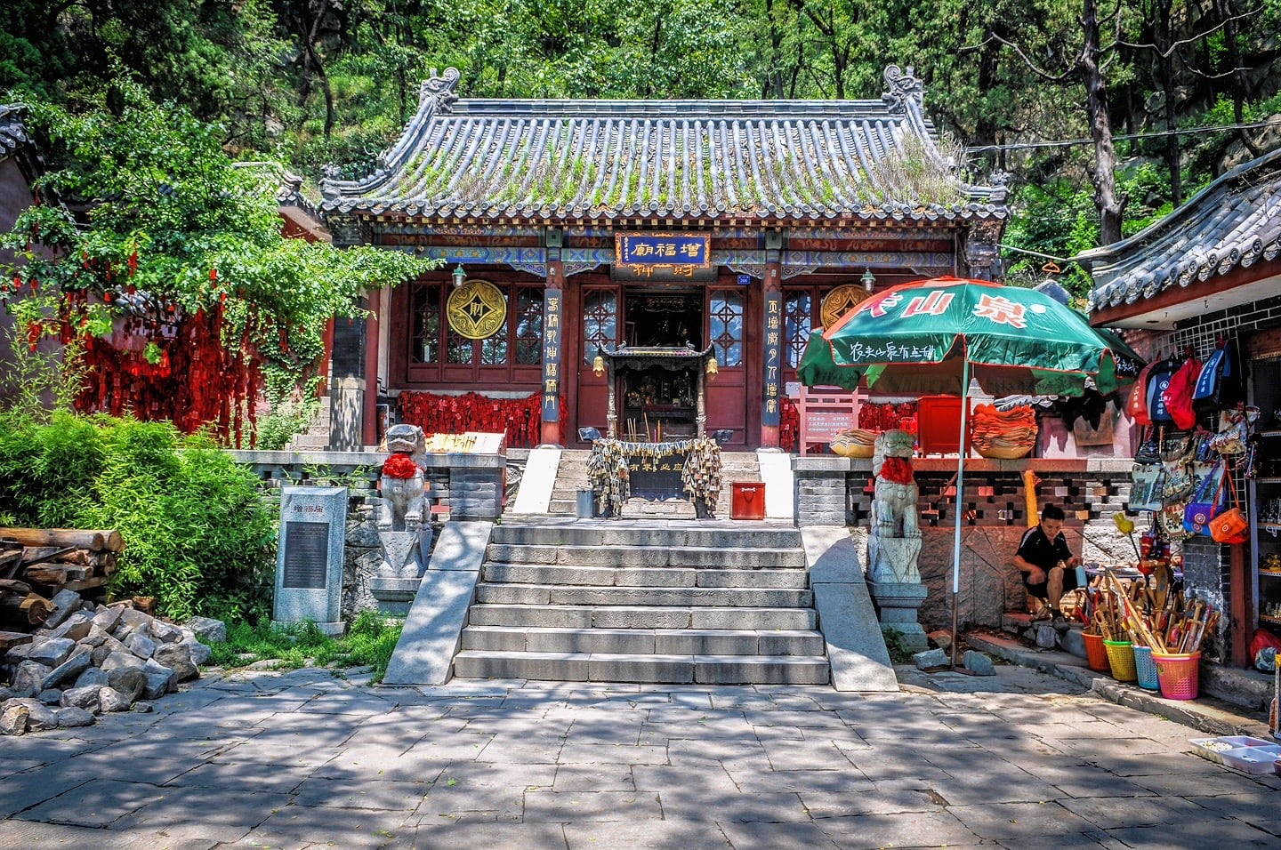 shop selling trinkets in China