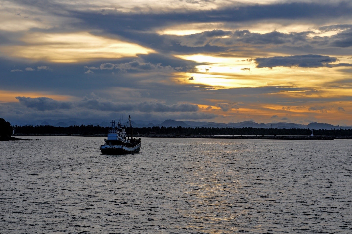 night ferry chumphon to koh tao sunset