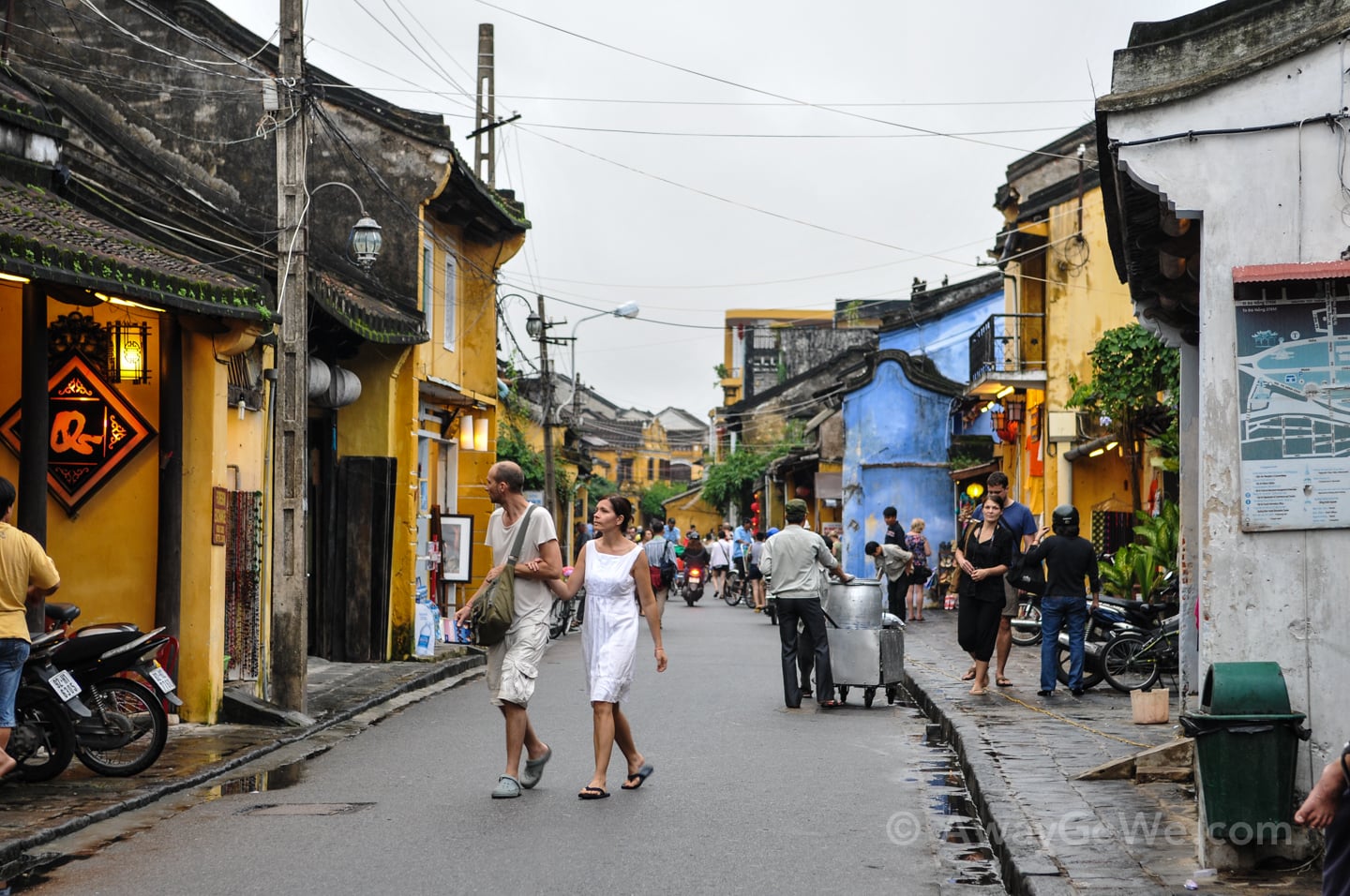 people walking streets of Hoi An Ancient Town