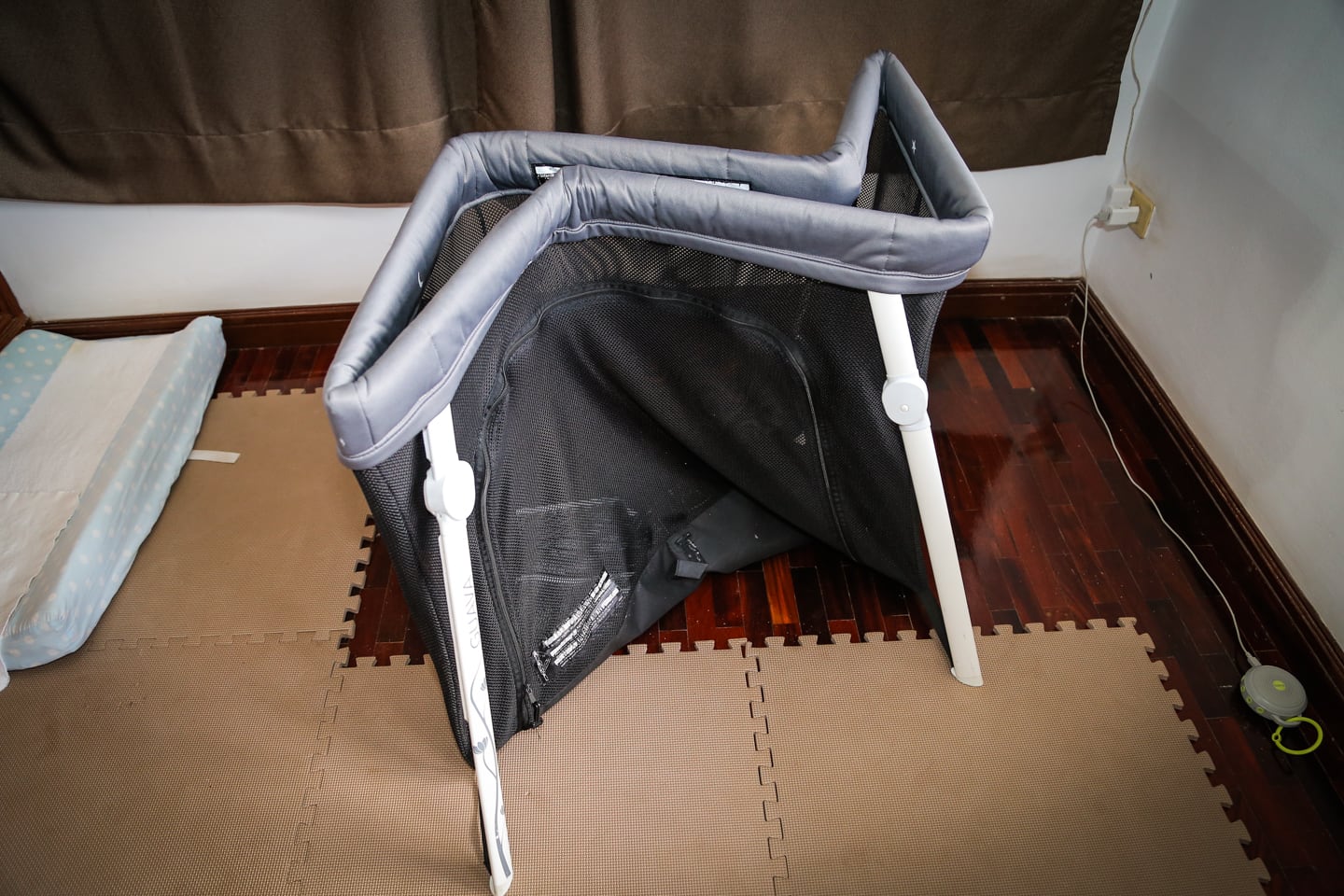 how to setup Lotus portable crib