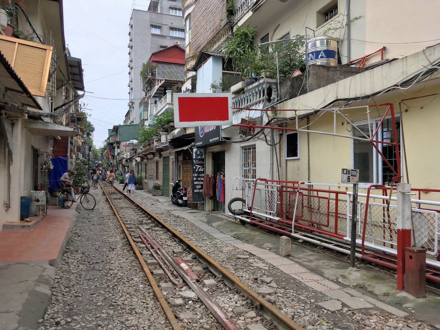 hanoi train street vietnam