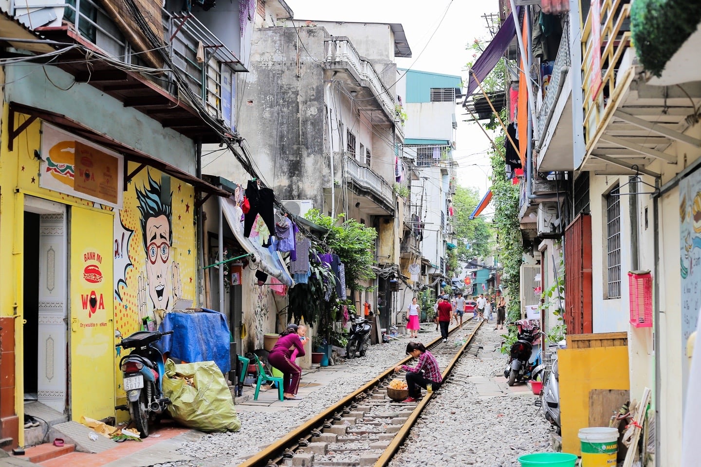 hanoi train street vietnam