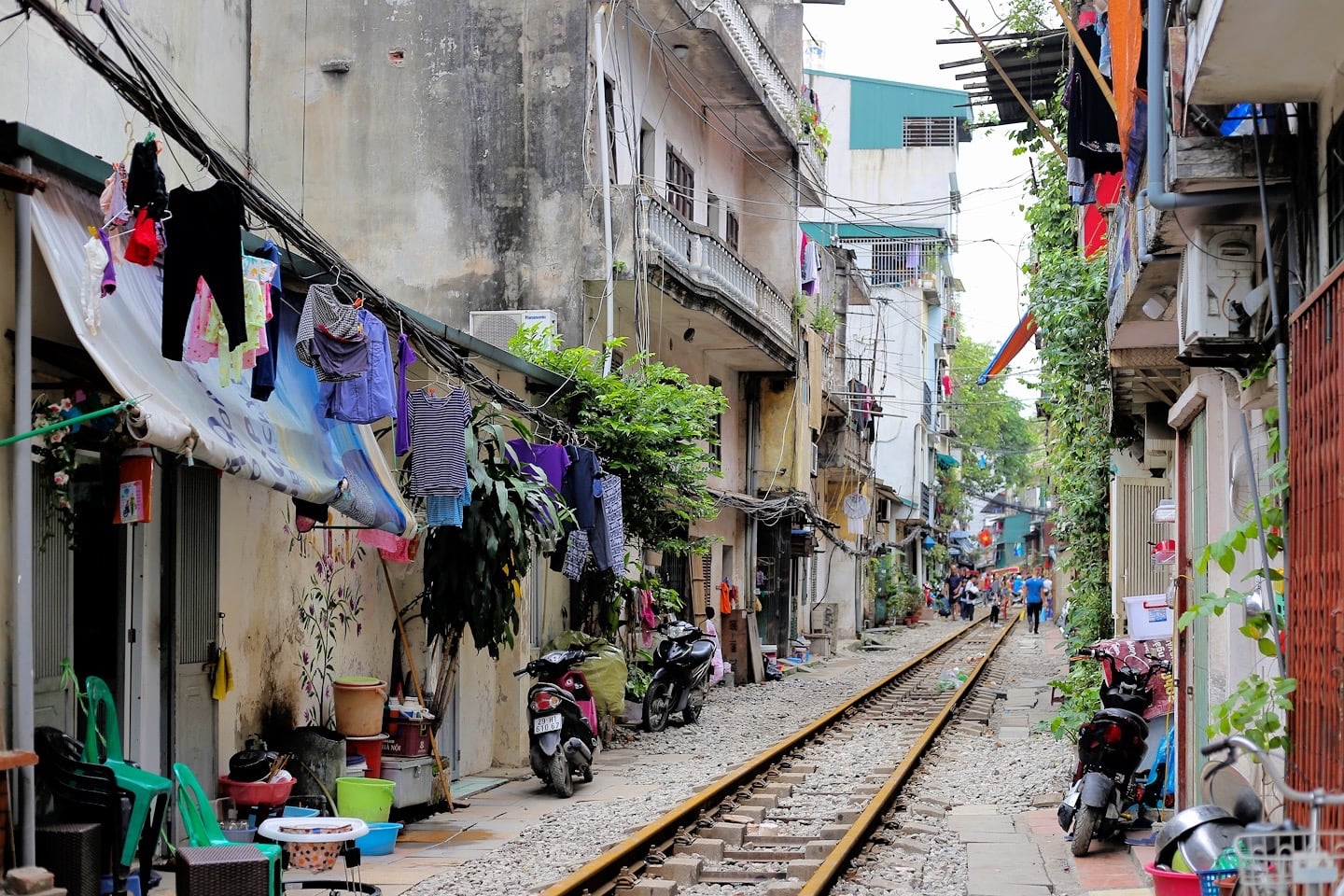 hanoi train street vietnam