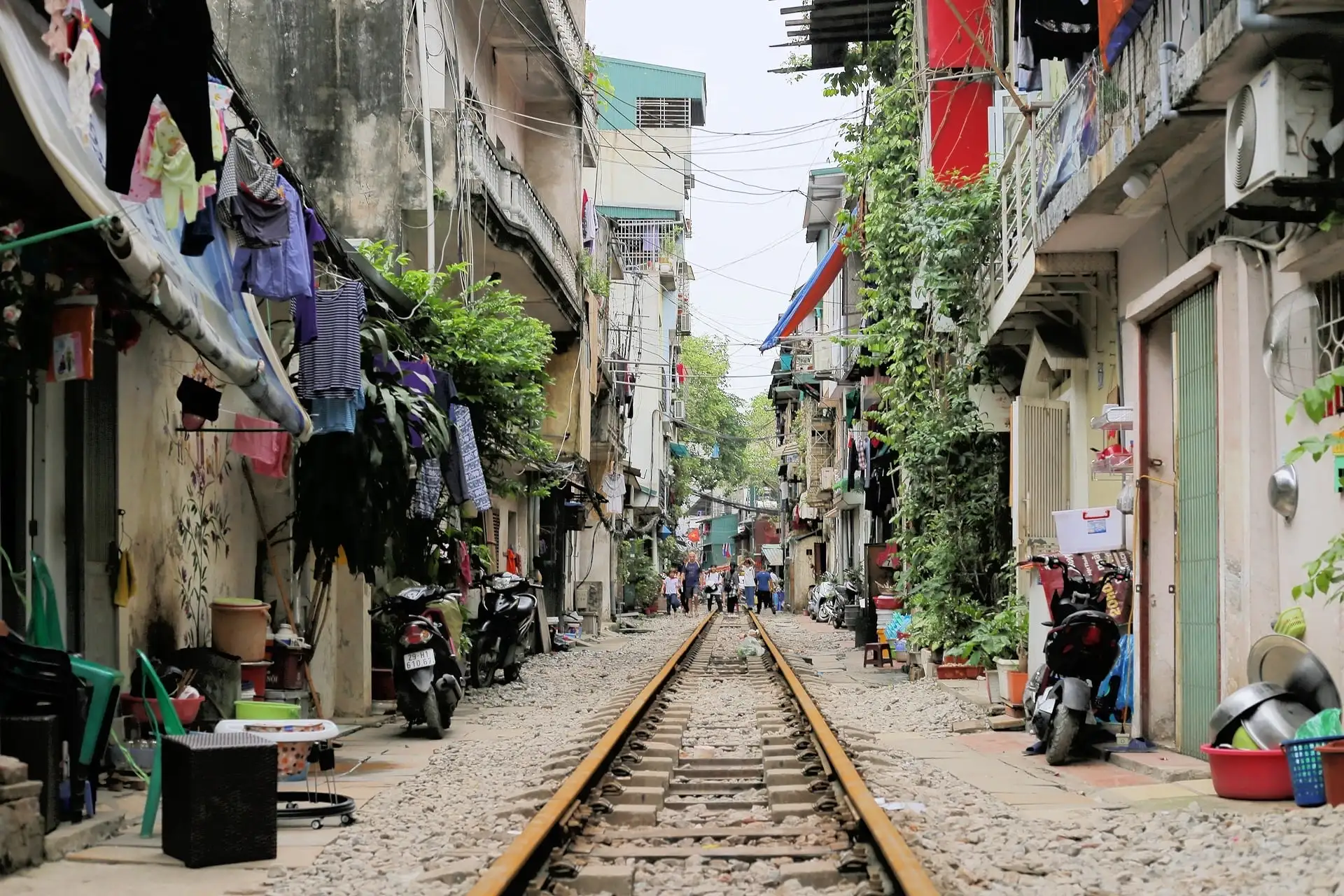 hanoi train street vietnam