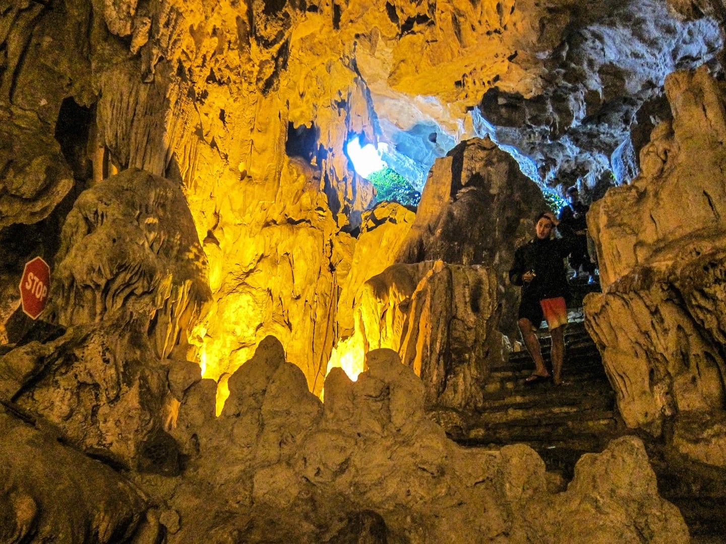 sung sot surprise cave interior vietnam