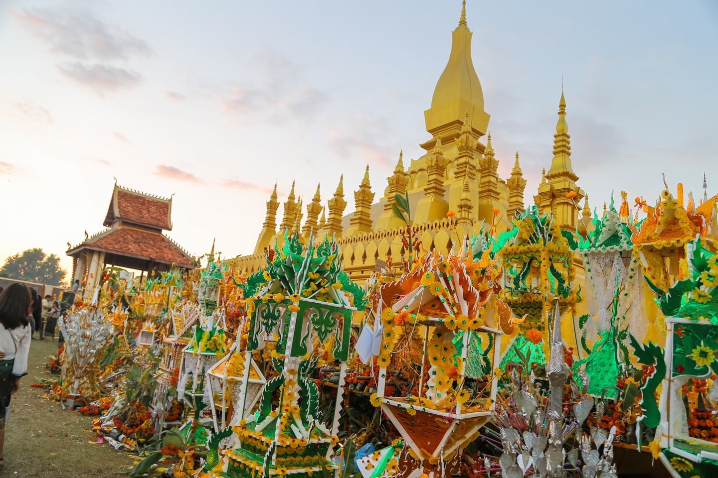 that luang wax candle procession