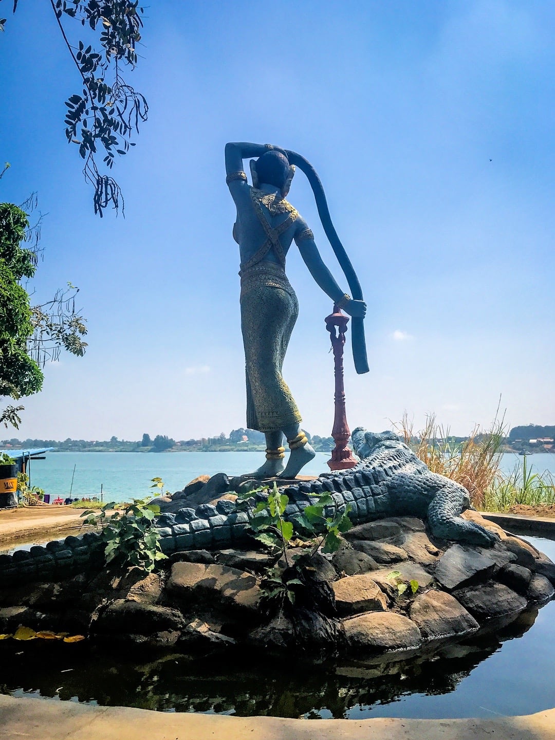 Bakheng Pagoda statue and Mekong River