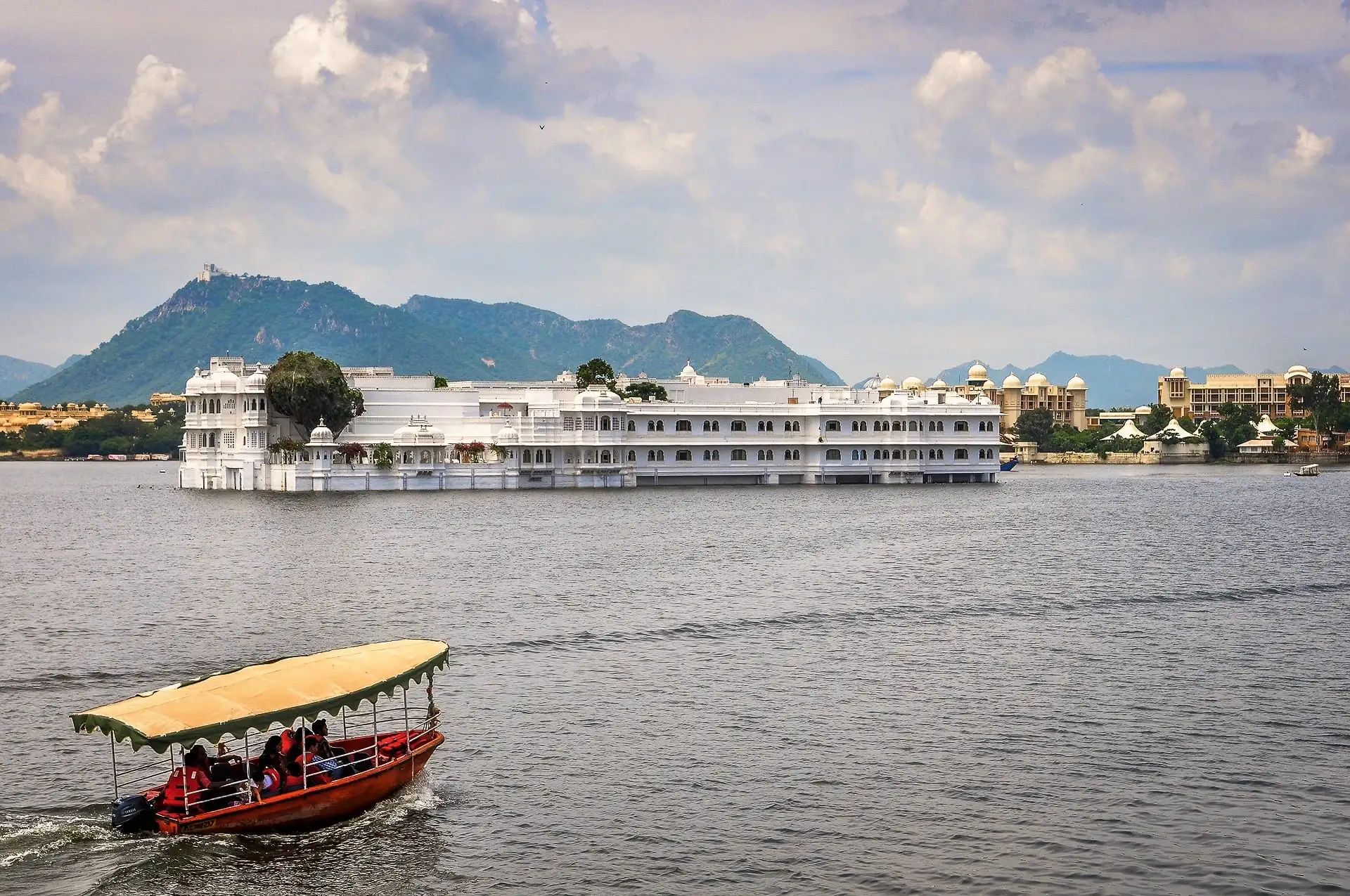 best resorts in Udaipur India 5 star
