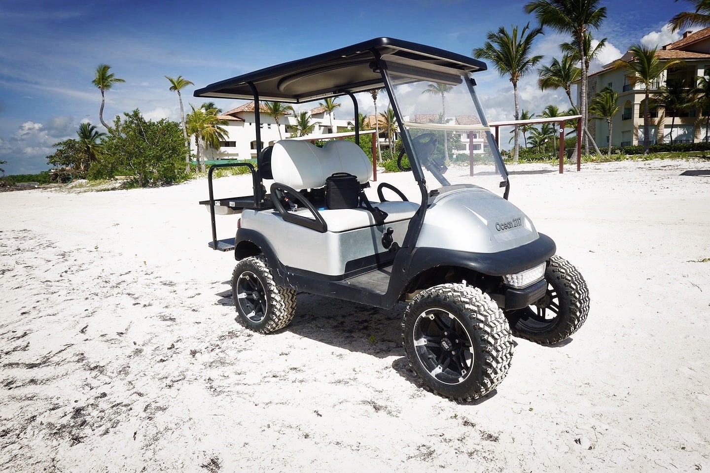 a compra de um usado carrinho de golfe na praia