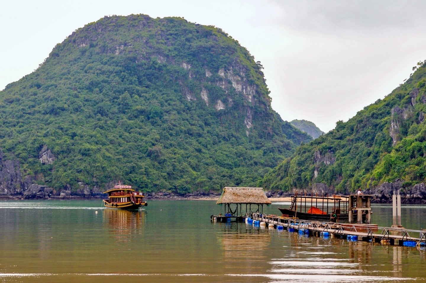 boat in bay Cat Ba Sandy Beach Resort