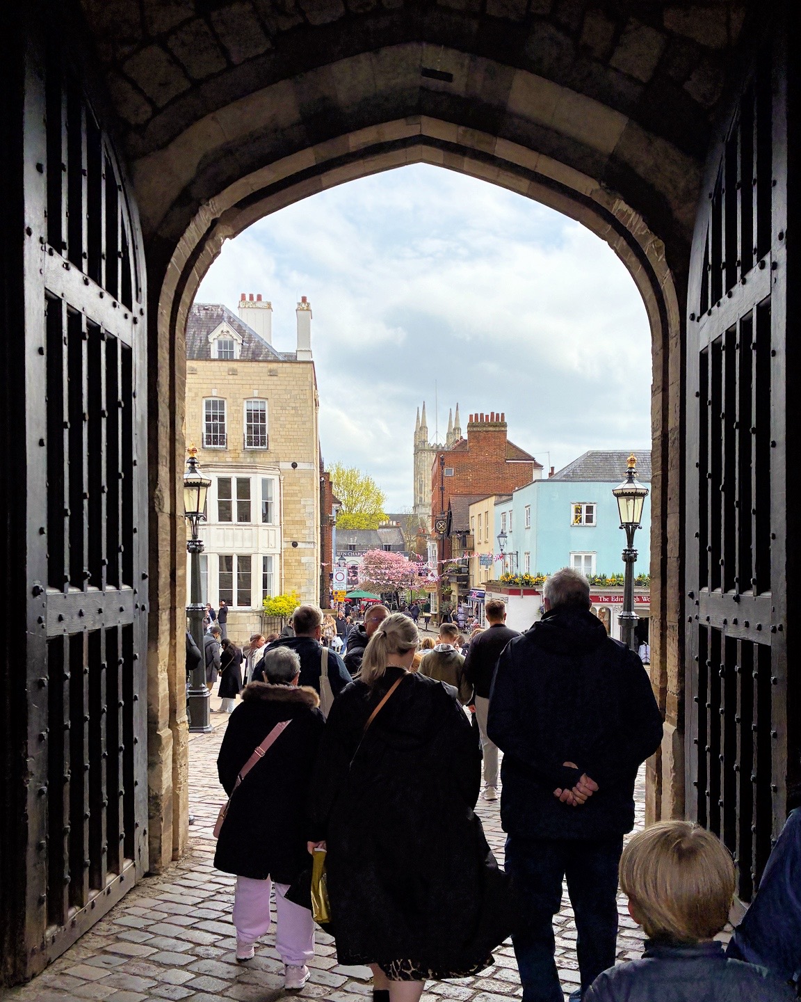 crowd at the gate of Windsor Castle