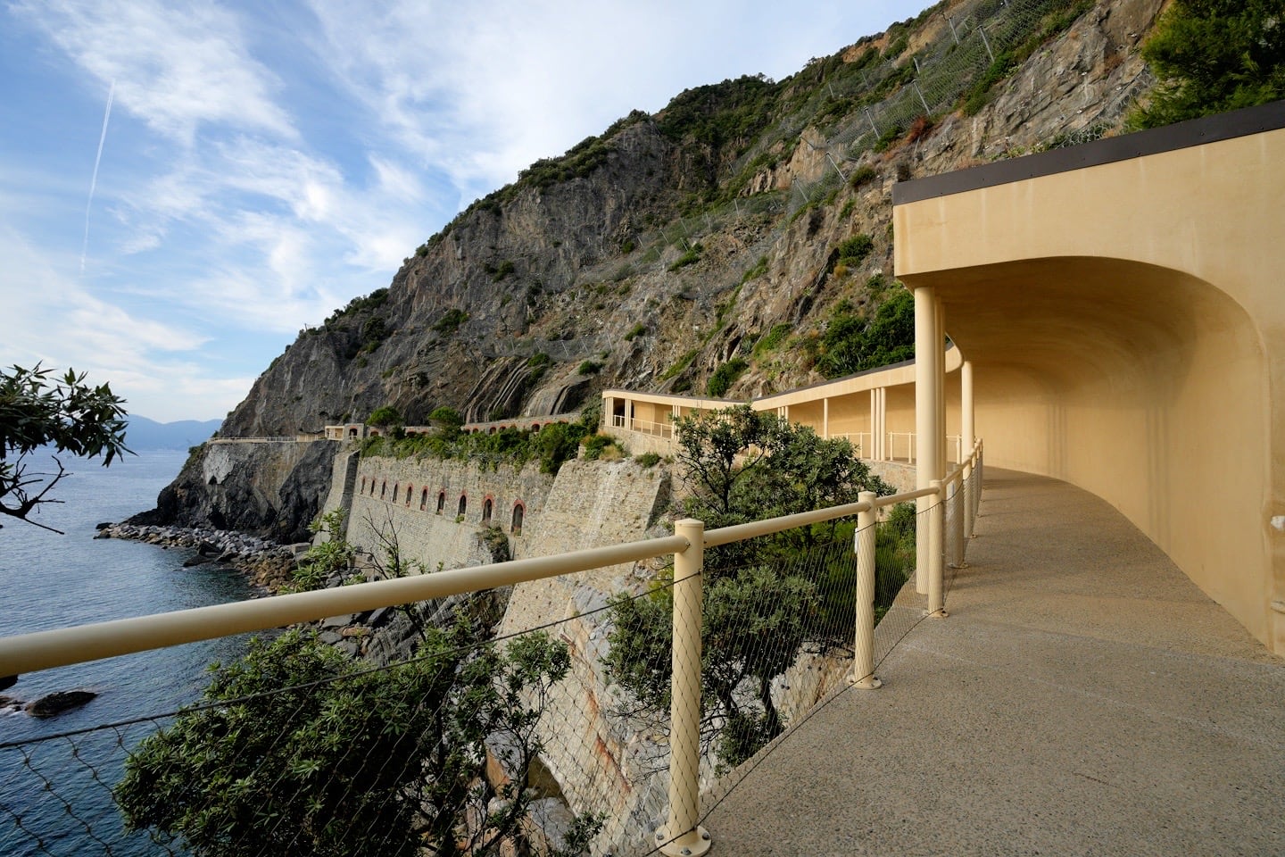 Via dell'Amore between Riomaggiore and Manarola